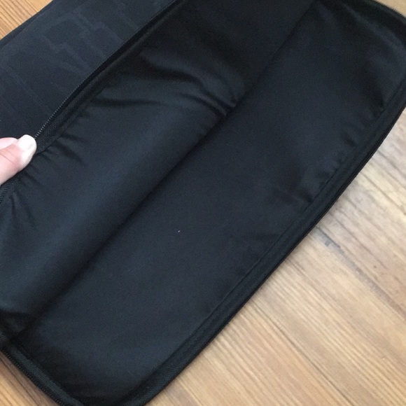 Victoria's Secret pink laptop case - Picture 5 of 5